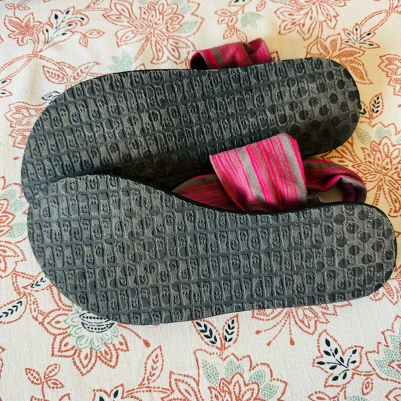 Sanuk | yoga mat strap around ankle sandals - Picture 3 of 3